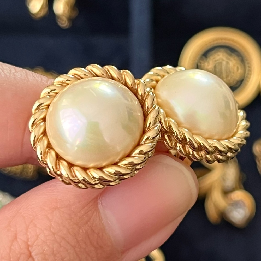 Authentic Vintage Dior Classic Round Pearl Braided Gold Edge Clip-On Earrings - Picture 7 of 8